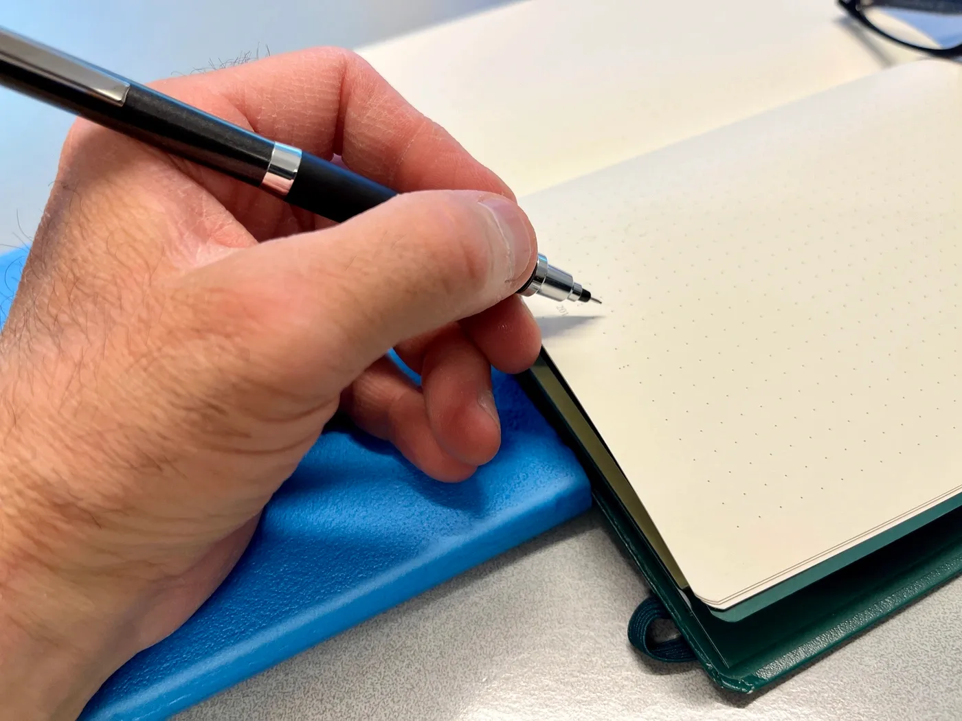 The same picture as above but this time the expanded writing cushion on the thinner side of the notebook.